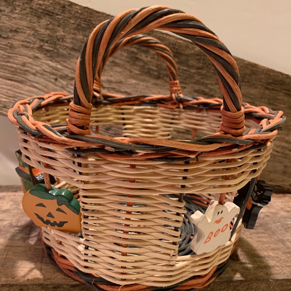 MEDIUM WOVEN HALLOWEEN BASKET. - Picture 4 of 9